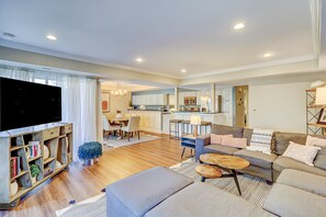 TV, books - 18th fairway golf-front condo with pool, deck - FREE Tennis and Pickleball 2025 (Hilton Head)