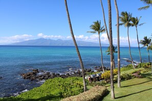 On the beach - Ocean-view condo with high-speed WiFi, mountain views, & loft (Lahaina)