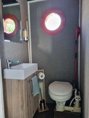 Shower, free toiletries