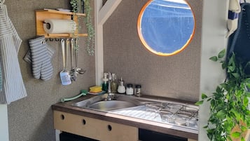 Kühlschrank, Herdplatte, Kochgeschirr/Geschirr/Besteck, Gewürze