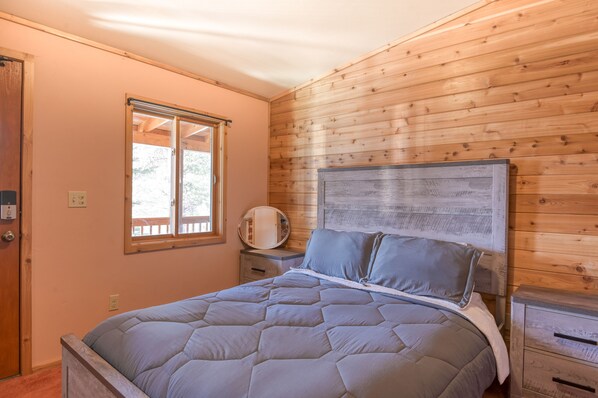 2 bedrooms, free Internet, bed sheets