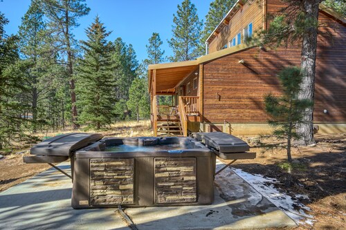 Adorable ski cabin with private hot tub, wood stove, pool table & washer/dryer