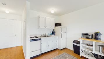 Microwave, oven, stovetop, coffee/tea maker