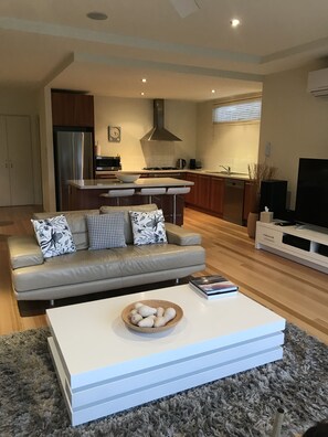 Living area - 3 bedroom spacious apartment with bay views (Sorrento)