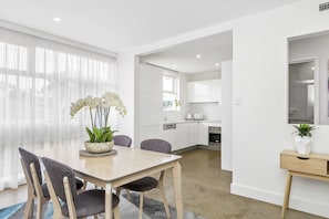 Basic Room | In-room dining