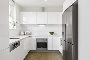 Basic Room | Private kitchen | Fridge, microwave, oven, stovetop - BOUTIQUE STAYS - Brighton by the Sea (Brighton)