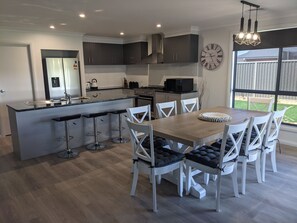 Réfrigérateur, micro-ondes, four, lave-vaisselle