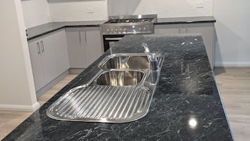 Een koelkast, een microgolfoven, een oven, een vaatwasser