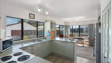 Jääkaappi, mikroaaltouuni, leivänpaahdin