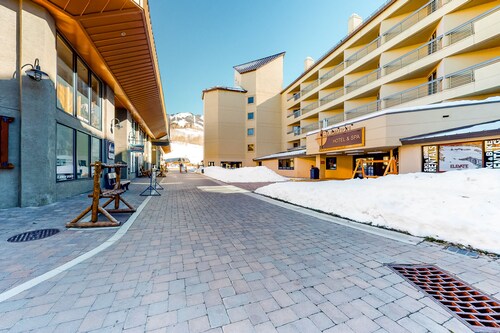 Casual condo with a hot tub, high-speed WiFi & a washer/dryer