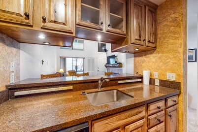 Casual condo with a hot tub, high-speed WiFi & a washer/dryer