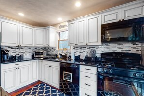 Een koelkast, een magnetron, een oven, een kookplaat