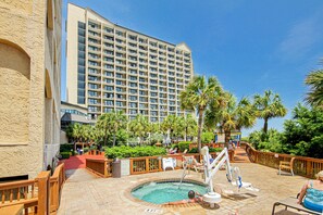 Innendørsbasseng og et oppvarmet basseng