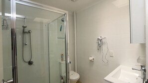 Douche, serviettes fournies