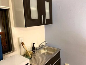 Réfrigérateur, four à micro-ondes, un four, bouilloire électrique