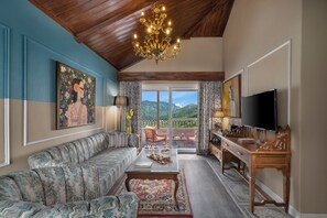 Suite presidencial, balcón | Zona de estar | Televisión de 43 pulgadas con canales por cable