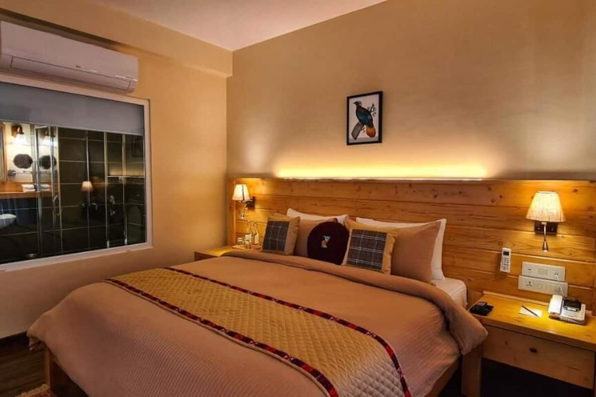 Minibar, värdeförvaringsskåp på rummet och skrivbord