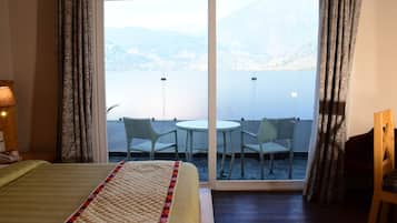 Junior Suite, Balcony, Mountain View | Minibar, in-room safe, individually furnished, desk