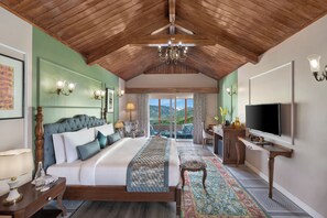 Habitación Club, balcón | Minibar, caja fuerte, mobiliario individual y escritorio