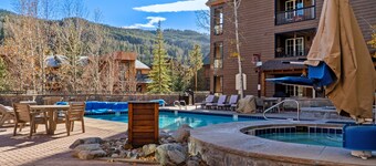 Stylish & Bright Mountain Getaway W/ Shared Pool/Hot Tubs - Walk to Lifts