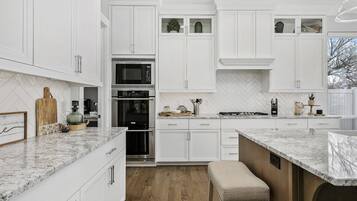 Kjøleskap, mikrobølgeovn, ovn og kokeplater