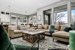 Smart-tv, eldstad och böcker