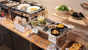 Een buffet met diverse gerechten en toevoegingen.