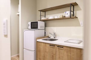 Standard Twin Room, 1 Bedroom, Non Smoking | Private kitchenette | Fridge, microwave, stovetop, griddle