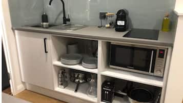 Geladeira, micro-ondas, cafeteira/chaleira, chaleira elétrica