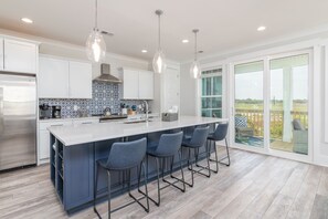 Full-sized fridge, microwave, oven, stovetop