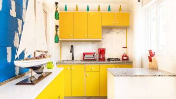 Frigorifero, microonde, piano cottura, macchina per tè/caffè