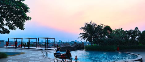 4 outdoor pools