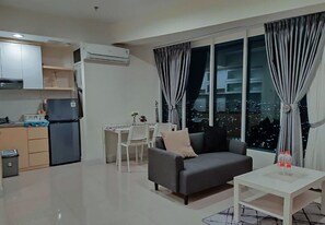 Family Apartment, 2 Bedrooms, Kitchenette, Lake View | Living area