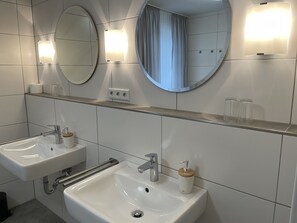 Regadera, secadora de cabello, toallas, jabón 