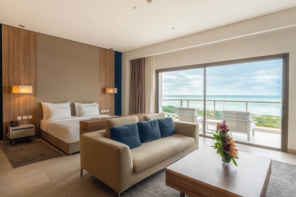 Deluxe suite | Luxe beddengoed, een minibar, een kluis op de kamer, geluiddichte muren