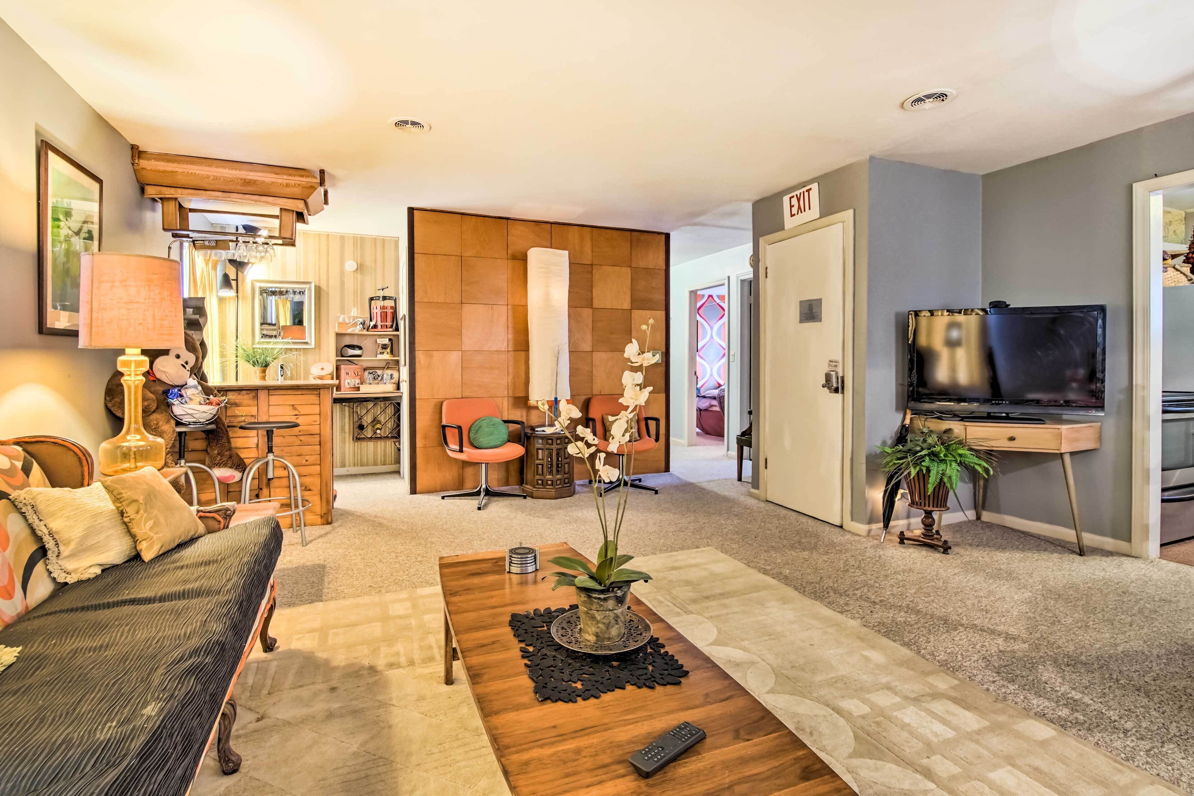 Artsy Getaway ~ 8 Miles to Downtown Kansas City!