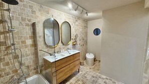 Douche, articles de toilette écologiques, sèche-cheveux