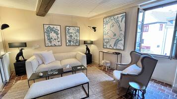 Smart TV, books, stereo