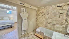 Douche, articles de toilette écologiques, sèche-cheveux