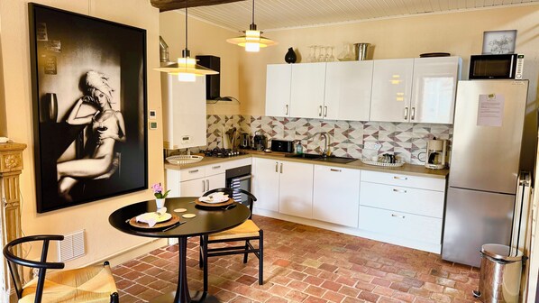 Réfrigérateur, micro-ondes, four, plaque de cuisson