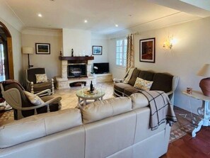 Fernseher, Kamin, Tischfußball