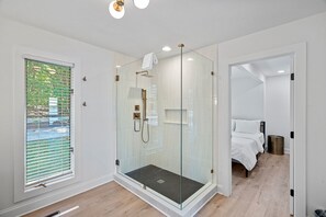 Baignoire, sèche-cheveux, serviettes fournies