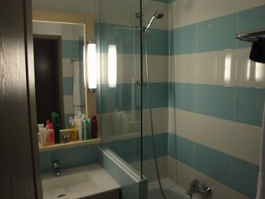 Combined shower/tub, hair dryer, towels, shampoo - Sea view apartment **** (Cap-d'Ail)