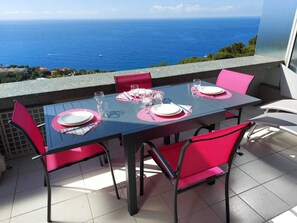 تناول الطعام بالخارج