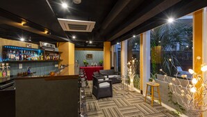 Zona de bar con mostrador, asientos y vistas al exterior.
