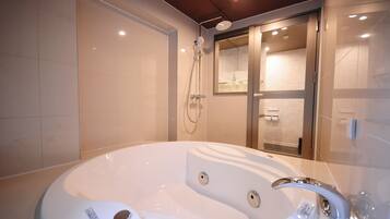 Superior Twin Room, Non Smoking | Bathroom