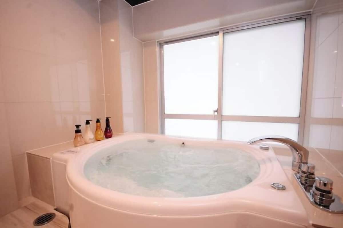 Separate tub and shower, deep soaking tub, free toiletries, hair dryer