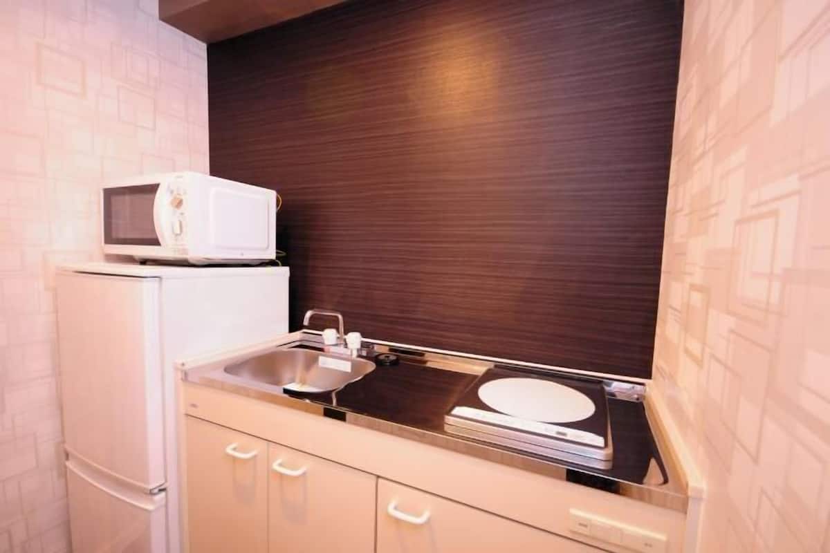Private kitchen | Mini-fridge, microwave