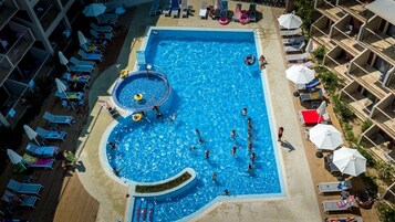 Una piscina al aire libre de temporada
