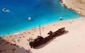 A beach with a large shipwreck. - Strofades Beach Hotel - All inclusive (Zakynthos)